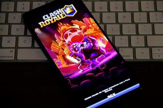 Clash Royale - Jogo de estrat&eacute;gia em tempo real para celular, desenvolvido e publicado pela Supercell, que combina elementos de jogos de cartas colecion&aacute;veis, defesa de torre e arena de batalha online