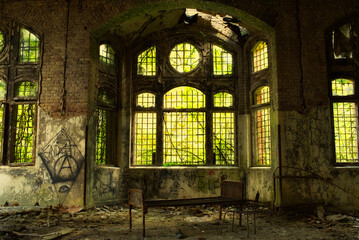 Licht scheint durch alte Fensterfront einer Ruine