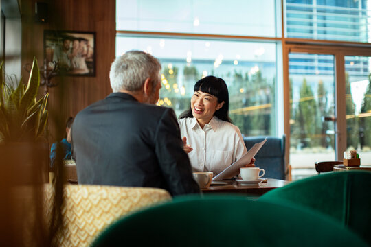 Businessman and businesswoman having a meeting in a cafe