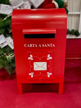 Classic metal letterbox with Spanish writing, representing mail delivery and correspondence.