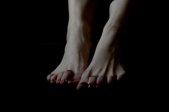 fuss, nahaufnahme, isoliert, fetisch, nagellack, zehen, zehenring, fu&szlig;pglege, nagellack, hand, haut, k&ouml;rper, pflege, bein, toe, sch&ouml;nheit, fusspflege, finger, nagel, close up, barfuss, pein, fessel, a