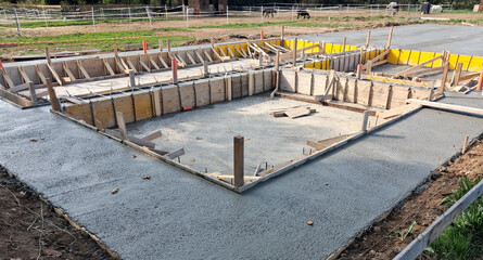 Cantiere edile per formazione di platea e travi di fondazione in cemento armato