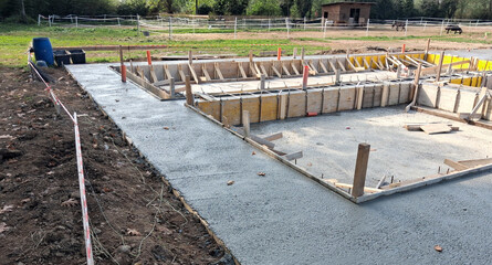 Cantiere edile per formazione di platea e travi di fondazione in cemento armato