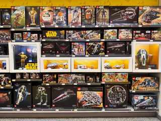 Naklejka premium Variety of Star Wars Lego sets on sale at a Lego store.