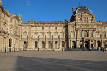 Obraz premium old stone palace (le grand louvre) in paris in france 