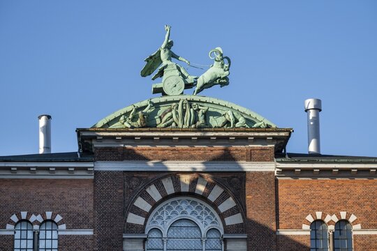 Bronze sculpture, mythological scene with a chariot by Stephan Sinding, dipylon or double Tor tor or Dobbeltporten, designed by architect Vilhelm Dahlerup, Carlsberg district, Copenhagen, Denmark