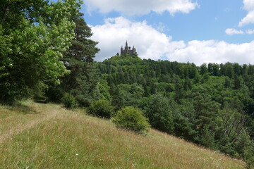 Berglandschaft mit M&auml;rchenschloss Burg Hohenzollern in der Schw&auml;bischen Alb