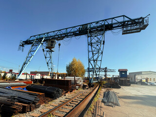 Traveling gantry crane, Base with metal pipes.