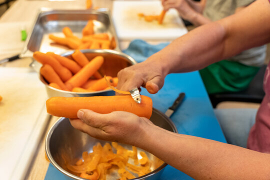 H&auml;nde die M&ouml;hren sch&auml;len