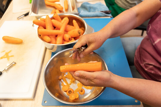 H&auml;nde die M&ouml;hren sch&auml;len