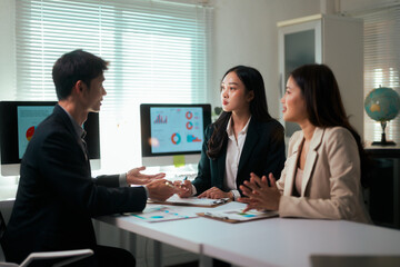 Obraz premium Business people discussing data analysis during a meeting