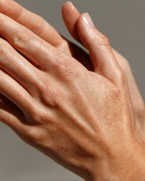 Photo macro main de femme au soleil, skincare, soin de la peau en &eacute;t&eacute;