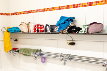 Waschraum und Sanitäranlagen auf einem Campingplatz mit Handtüchern und Zahnbürsten 