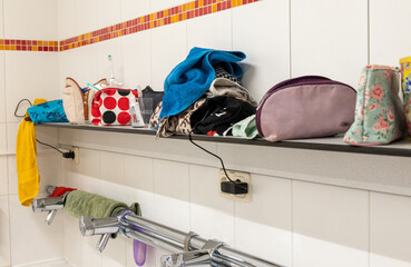 Waschraum und Sanitäranlagen auf einem Campingplatz mit Handtüchern und Zahnbürsten 