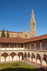Italia, Toscana, Firenze, chiostro e chiesa di Santa Croce.