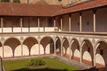 Italia, Toscana, Firenze, chiostro e chiesa di Santa Croce.
