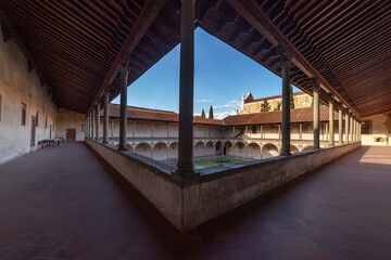 Italia, Toscana, Firenze, chiostro e chiesa di Santa Croce.