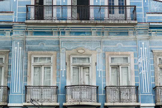 Fachada ampla de pr&eacute;dio hist&oacute;rico azul e branco com balc&otilde;es no Catete, Rio de Janeiro