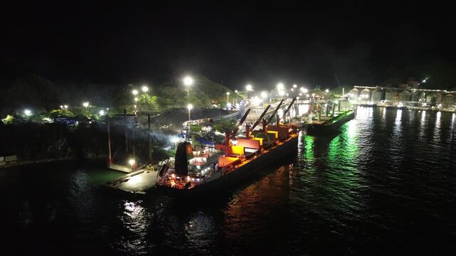 Trabajo de noche en el puerto