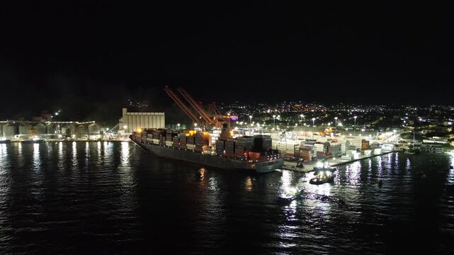 Trabajo de noche en puerto