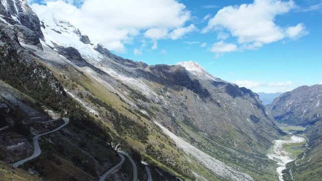 Montanhas e curvas impressionantes da Cordilheira dos Andes &ndash; Peru