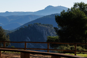 Paisaje con capas de cimas montañosas en la mañana del paraje natural San Antonio de Alcoy, España