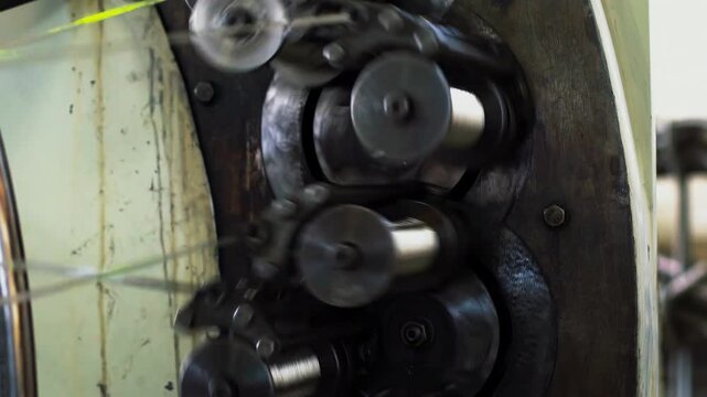 Spinning spindles ensure fast winding. Weaving of metal hoses.