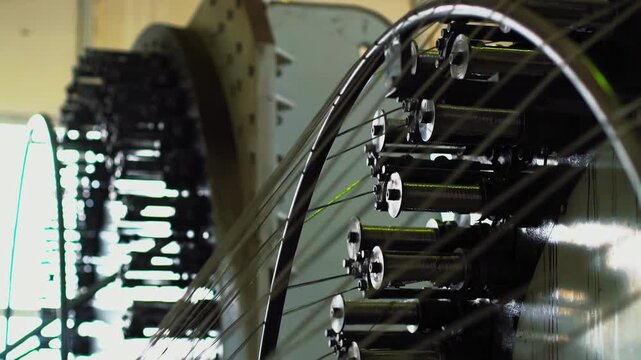Spinning spindles ensure fast winding. Weaving of metal hoses.