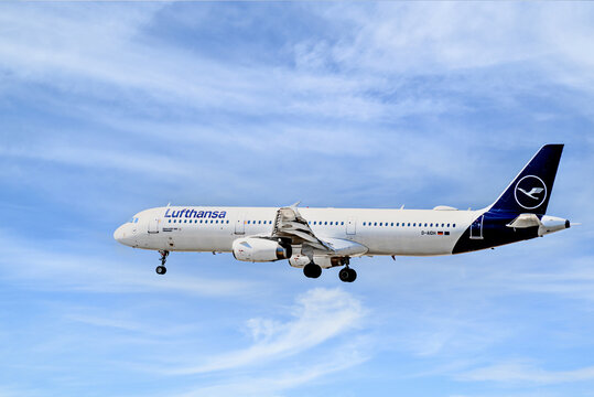 Barcelona, ​​Spain; April 5, 2025: Lufthansa Airbus A321 landing at Barcelona-El Prat Josep Tarradellas Airport.