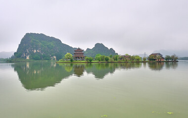 Fototapeta premium lake in ninh binh, vietnam