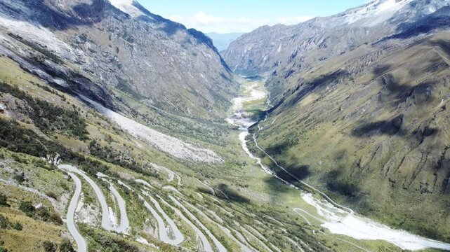 Vale com estrada na Cordilheira dos andes non Peru
