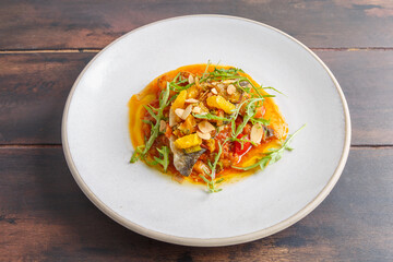 Chakchouka au poisson – poêlée de poivrons, tomates et œufs, plat maghrébin, présentation moderne
