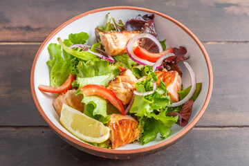 Salade au saumon snacké sur une table en bois. Brasserie française. 