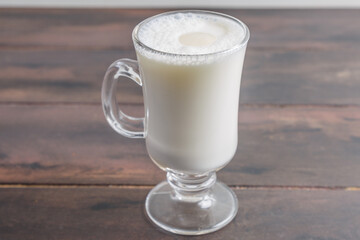 Ayran servi dans une tasse en verre sur une table en bois. Boisson fermenté turque. 