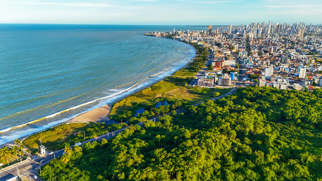 PRAIA DE INTERMARES CABEDELO JO&Atilde;O PESSOA, PRAIA MUITO LINDA COM AZUL E PREDIOS AO SEU REDOR, CASAS E COQUEIROS (
INTERMARES CABEDELO JO&Atilde;O PESSOA BEACH, A VERY BEAUTIFUL BEACH WITH BLUE AND BUILDINGS)