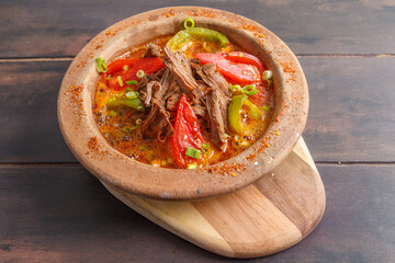 Güveç au boeuf, ragoût turc traditionnel dans un plat en terre cuite sur une table en bois. Région de Cappadoce. Gastronomie turque. 