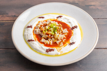 Manti – raviolis turcs à la sauce au yaourt, plat traditionnel turc, présentation moderne au restaurant. Cuisine turque. 