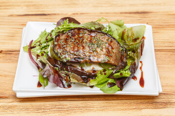 Roulés d’aubergines à l’ail et aux tomates – entrée traditionnelle moldave. Cuisine moldave. 