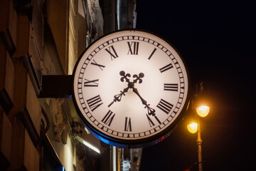 A street clock showing seven hours, twenty-three minutes