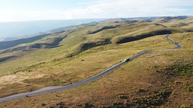 Ve&iacute;culos cruzando as montanhas em estrada sinuosa no Peru