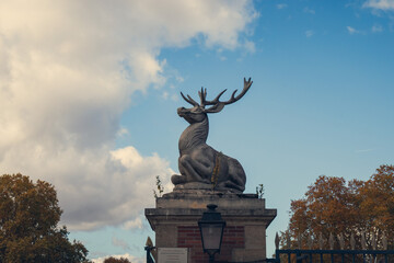 statut de cerf gardant le ch&acirc;teau du domaine de Grosbois