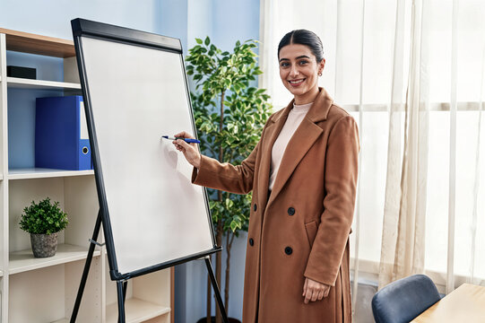 happy woman near flip chart concept office mockup for design mujer feliz cerca de un rotafolio concepto de maqueta de oficina para dise&ntilde;o femme heureuse pr&egrave;s d'un tableau &agrave; feuilles mobiles concept