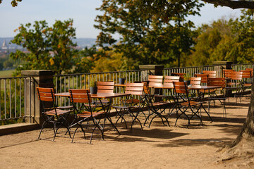 Leere Terrasse in den H&uuml;geln bei Dresden
