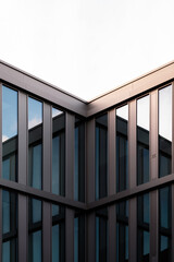 Minimalistische Architektur aus Glas und Beton