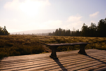 Sitzbank am Brocken im Harz bei Sonnenaufgang