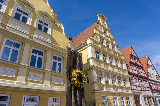 N&ouml;rdlingen, sch&ouml;ne mittelalterliche Stadt in Bayern: Altstadt mit Fachwerkh&auml;usern und Blumenkranz