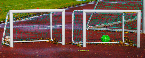 Fototapeta premium Kleine Fußballtore für Training und Zielgenauigkeit