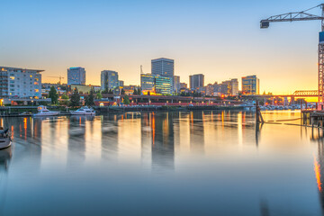 Fototapeta premium Tacoma, Washington, USA downtown skyline at dusk on Commencement Bay 605