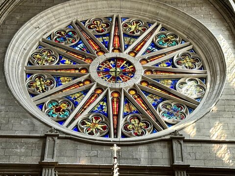 vue sur un vtrail circulaire dit rosace dans la cathedrale sainte croix &agrave; orleans