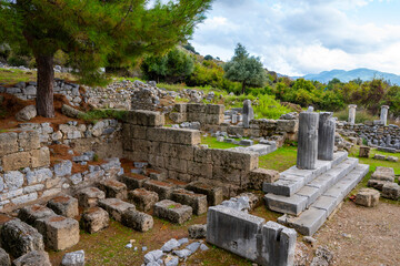 Kaunos (Carian: Kbid Lycian: Xbide Ancient Greek: &Kappa;&alpha;ῦ&nu;&omicron;&sigmaf;; Latin: Caunus) ancient city was a city of ancient Caria and in Anatolia, a few kilometres west of the modern town of Dalyan. Amphitheatre area
